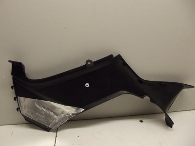 flanc gauche sous selle  origi MAXXER 250 2005-2009 2