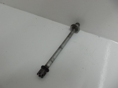 axe de roue arrière origine SU GN 125 1983-1996
