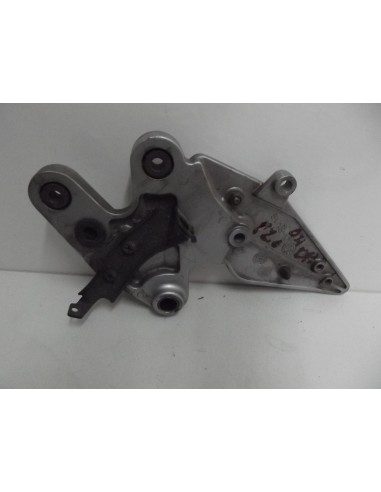 platine de repose pied coté dr FZ6  600 2004-2006