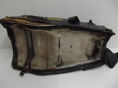 selle origine SUZUKI  dans le PE 175 1980-1980 2