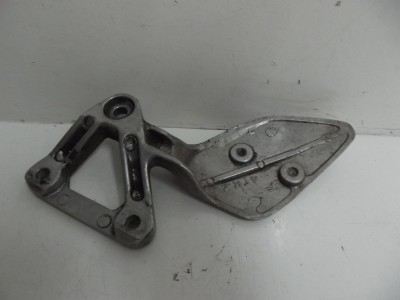 platine de repose pieds coté g FAZER 600 1998-2003 2